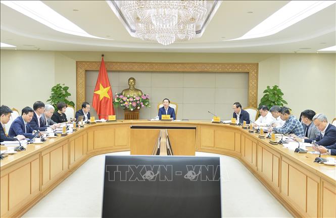 Cuộc họp nghe báo cáo về đề án thành lập thị trường tín chỉ carbon tại Việt Nam. Ảnh: TTXVN