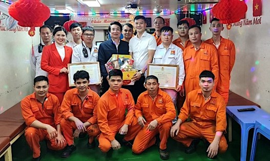 Lãnh đạo Công đoàn Tổng Công ty Hàng hải Việt Nam tặng quà, động viên sỹ quan, thuyền viên. Ảnh: CĐHH