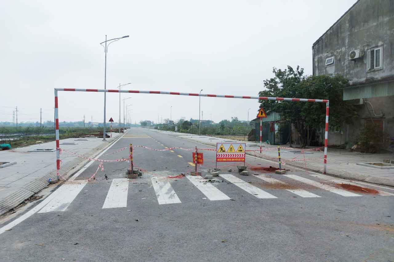 Ngay từ đầu đường đoạn nối với đường Lê Hồng Phong, đơn vị thi công đã giăng dây để các phương tiện không đi vào trong quá trình sửa chữa, khắc phục lại mặt đường. Ảnh: Trần Tuấn.