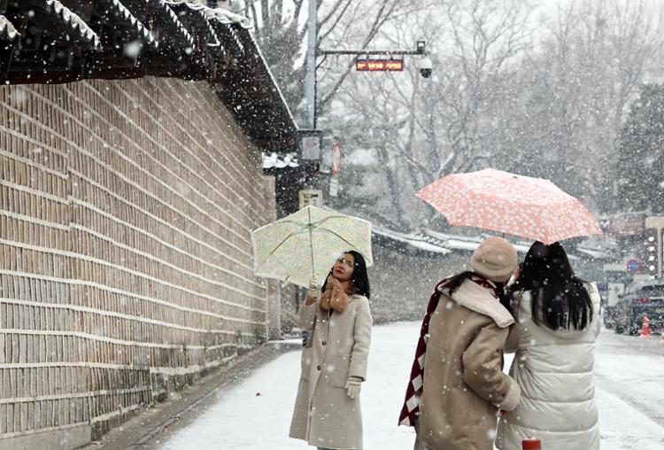 Cũng như Gyeongbok, cung Deoksu thu hút rất nhiều du khách đến chụp ảnh, khám phá lịch sử. Ảnh: Yonhap