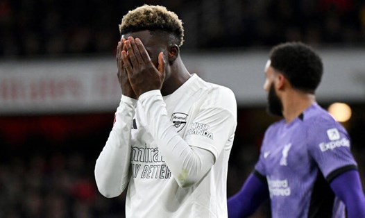 Sự thất vọng của Bukayo Saka sau trận thua Liverpool.  Ảnh: The Guardian 