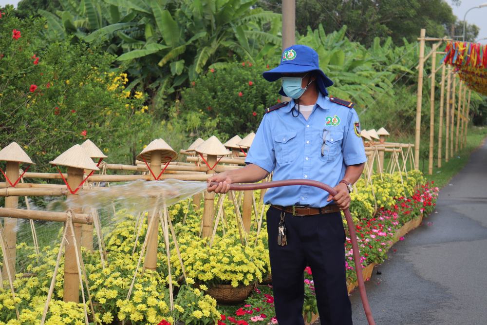 Theo ông Nguyễn Minh Đức - bảo vệ tại công viên: “Đây là năm đầu tiên công viên thực hiện dựng các tiểu cảnh đón xuân. Công nhân đã bắt đầu trang trí khoảng 2 tuần lễ trước. Từ ngày thi công xong, ngày nào cũng có người dân đến chụp hình đông đúc từ sáng đến tối“.