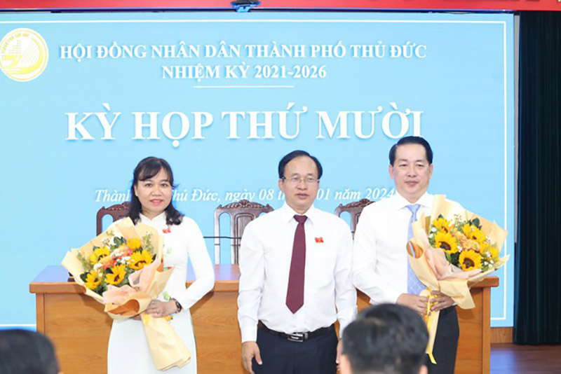 Các đại biểu đã bầu ông Kiều Ngọc Vũ và bà Nguyễn Hồng Điệp giữ chức danh Phó Chủ tịch HĐND TP Thủ Đức - Ảnh: VGP/Vũ Phong  