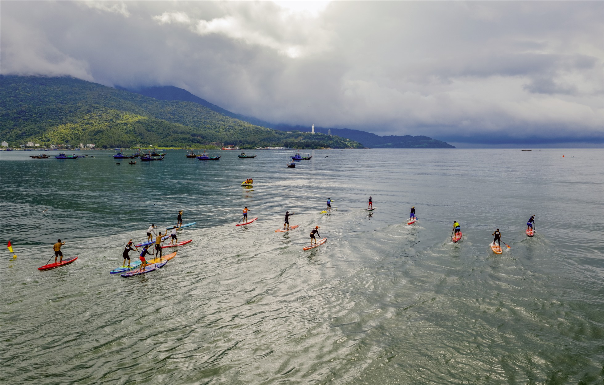 Chèo SUP trên biển Đà Nẵng. Ảnh: Lê Tuấn