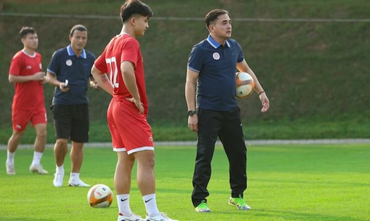 Huấn luyện viên Đức Thắng có buổi làm việc đầu tiên cùng đội bóng. Ảnh: Viettel FC
