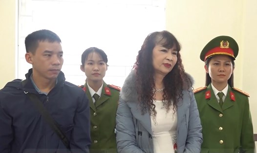 Cơ quan công an đọc lệnh bắt giữ Nguyễn Kim Tiến. Ảnh: Hải Đăng