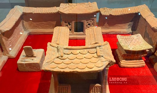 Bảo vật quốc gia Mô hình kiến trúc nhà đất nung thời Trần ở Nam Định. Ảnh: Lương Hà