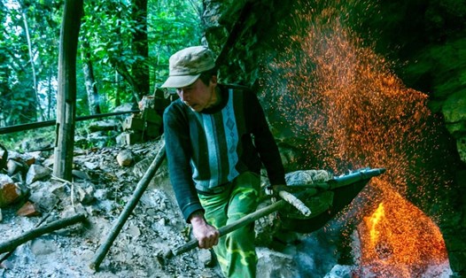 Làng nghề làm ngói âm dương có truyền thống hàng trăm năm nhưng đến nay đứng trước nguy cơ mai một. Ảnh: Tân Văn