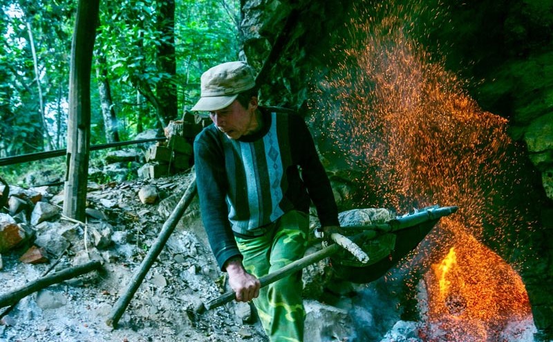 Làng nghề làm ngói âm dương có truyền thống hàng trăm năm nhưng đến nay đứng trước nguy cơ mai một. Ảnh: Tân Văn