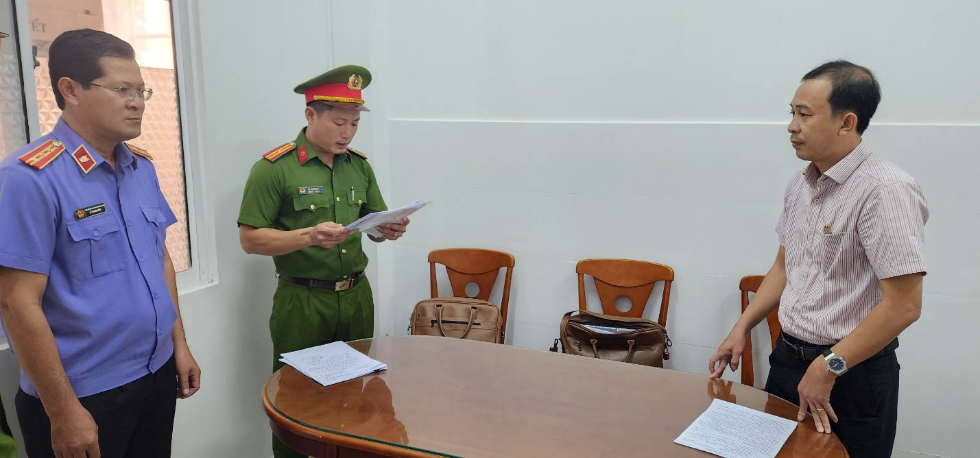 Thực hiện lệnh bắt tạm giam đối với Hà Việt Hùng – Phó Chủ tịch UBND xã Cửa Cạn, TP Phú Quốc. Ảnh: Công an cung cấp