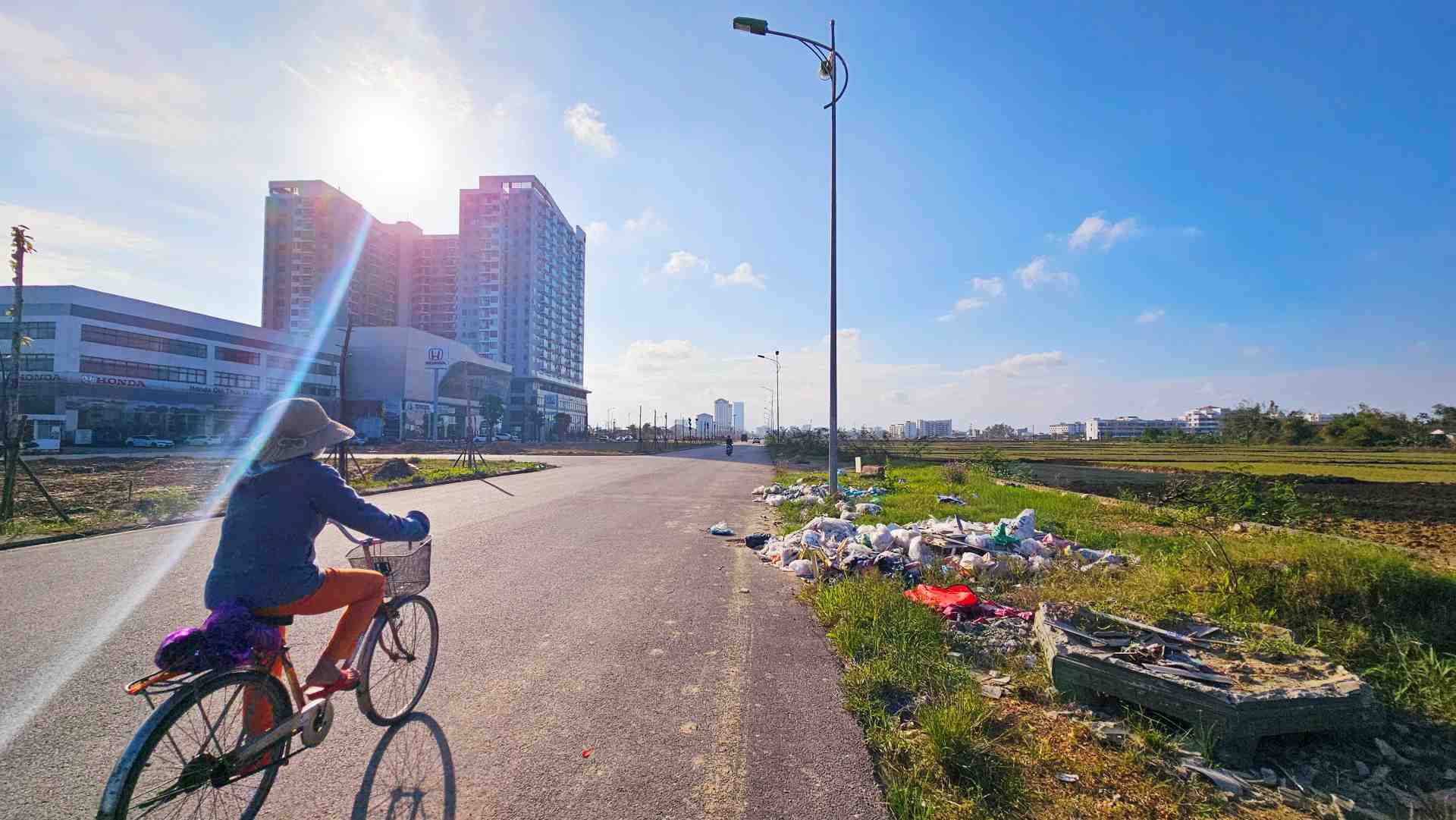 Tuyến đường đi qua các khu đô thị lớn và có lượng phương tiện qua lại mỗi ngày rất đông. Tuy nhiên, theo ghi nhận của Lao Động, tại các vị trí hai bên lề đường Tố Hữu đoạn qua phường An Đông (TP. Huế) xuất hiện rất nhiều rác thải với nhiều loại rác khác nhau. 