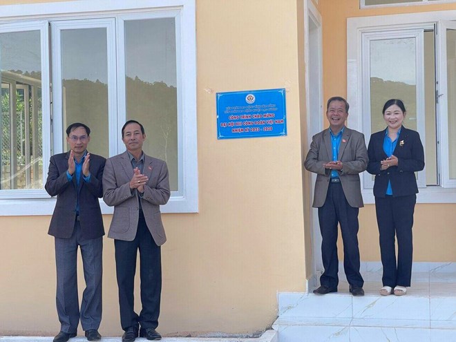LĐLĐ tỉnh Lâm Đồng, LĐLĐ huyện Lạc Dương trao tặng Khu tập thể giáo viên cho Trường THCS Đưng K’Nớ. Ảnh: Mai Hương 