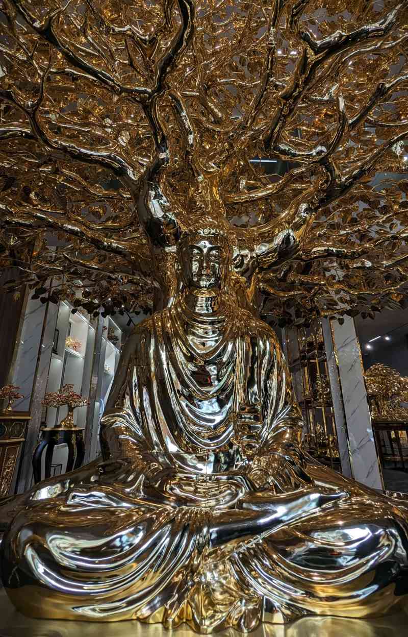 Tượng Phật Thích Ca Mâu Ni nặng hơn 200kg cũng là một phần trong tác phẩm cây bồ đề mạ vàng. 