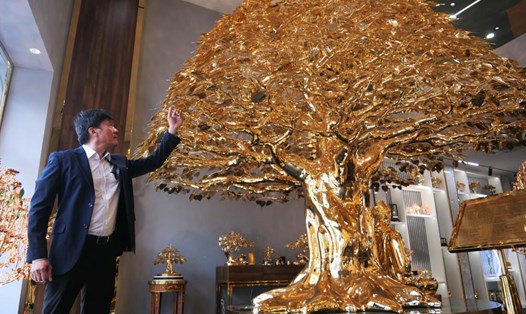 Cây bồ đề mạ vàng nặng 1,2 tấn lớn nhất Việt Nam. Ảnh: Anh Tú