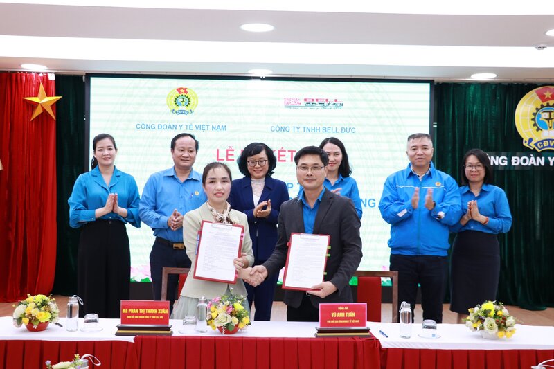 Lãnh đạo 2 đơn vị ký kết Chương trình phúc lợi cho đoàn viên Công đoàn và người lao động ngành Y tế năm 2024. Ảnh: CĐYTVN