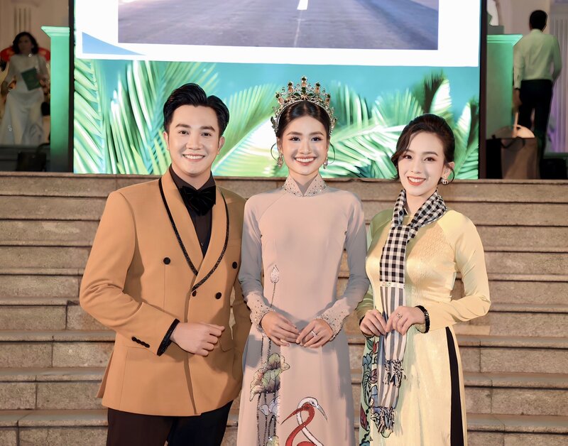 MC Lê Nguyên Bảo và MC Mai Anh (ngoài cùng phải). Ảnh: NSCC.