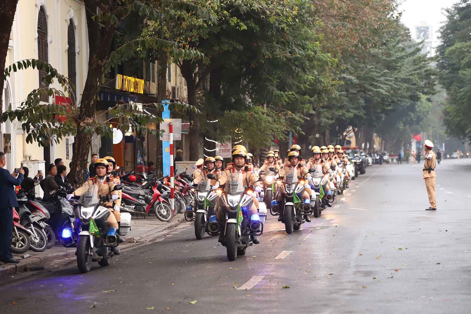 12 xe mô tô phân khối lớn của lực lượng CSGT diễu hành sau khi kết thúc lễ ra quân.