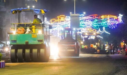 Đơn vị thi công xuyên đêm thảm nhựa tuyến đường 30/4, quận Ninh Kiều, TP Cần Thơ. Ảnh: Yến Phương