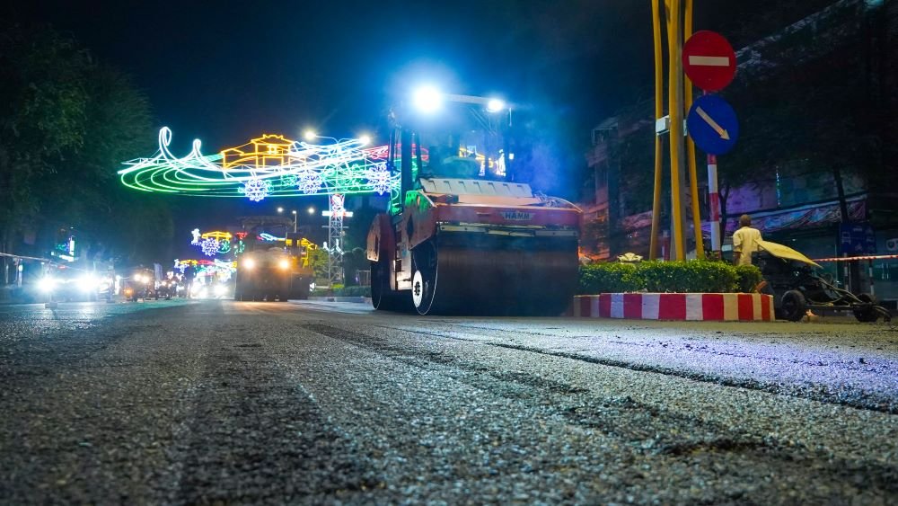 Theo Ban Quản lý Dự án ODA TP Cần Thơ, hiện một số tuyến đường trung tâm của thành phố đã bị hư hỏng, mặt đường bong tróc nghiêm trọng, tiềm ẩn nguy cơ tai nạn cho người và phương tiện tham gia giao thông.