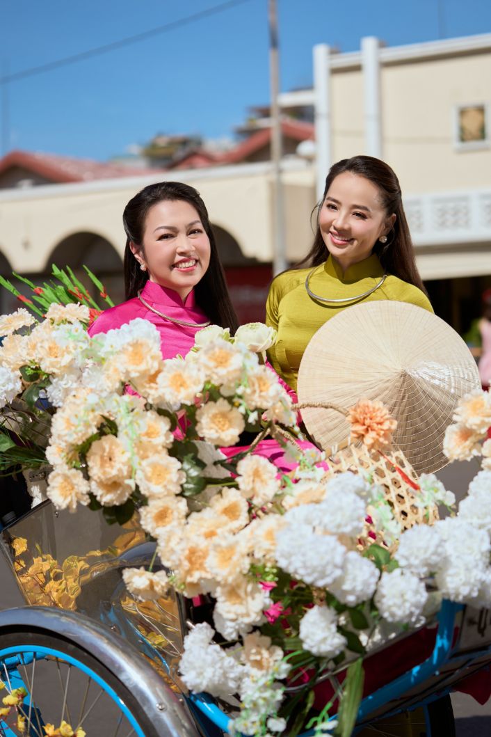 Trong bối cảnh ngập tràn sắc xuân tại chợ Bến Thành (TPHCM), bộ đôi diễn viên đình đám một thời có dịp khoe nhan sắc trẻ trung trong tà áo dài truyền thống. 