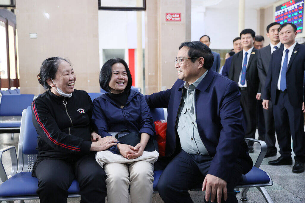 Thủ tướng Chính phủ Phạm Minh Chính thăm ga Hà Nội và trò chuyện với hành khách đi tàu. Ảnh Lê Việt