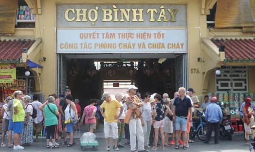 Chợ Bình Tây (Quận 6) thu hút đông đảo khách quốc tế đến tham quan. Ảnh: Thanh Chân