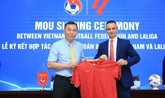 Chủ tịch VFF Trần Quốc Tuấn (trái) và đại diện La Liga. Ảnh: VFF