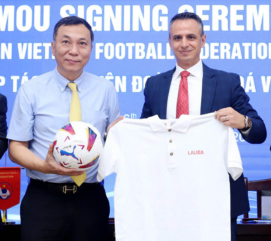 Chủ tịch VFF Trần Quốc Tuấn và đại diện La Liga trao áo lưu niệm tại lễ kí kết. Ảnh: VFF