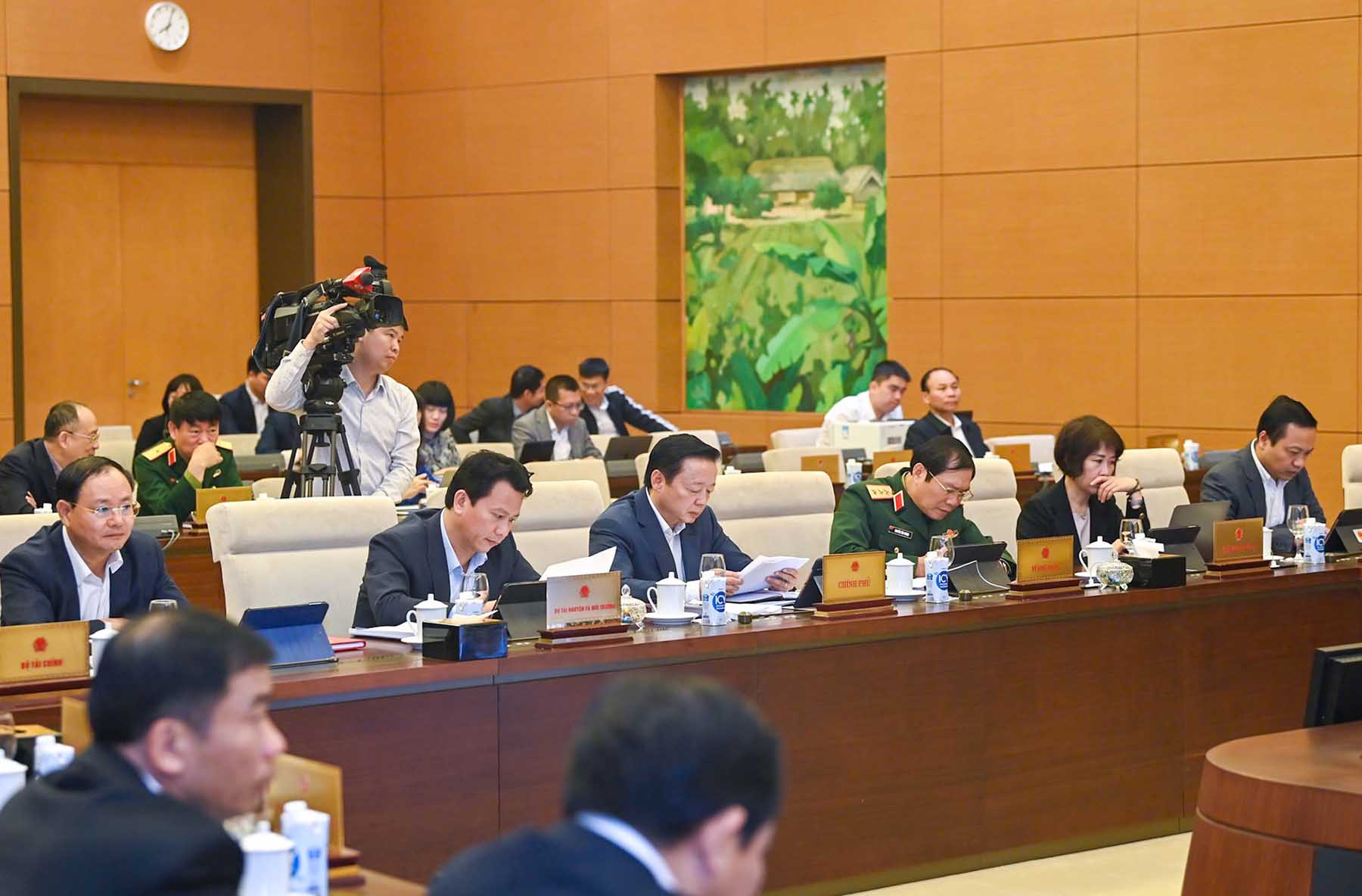 Phó Thủ tướng Chính phủ Trần Hồng Hà và đại diện các bộ, ngành có liên quan tham dự phiên họp. Ảnh: Phạm Thắng