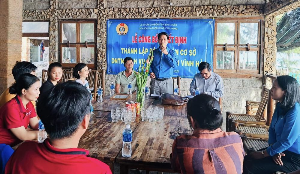 Đồng chí Lê Ngọc Linh - Chủ tịch Liên đoàn Lao động huyện Tuy Phong, Bình Thuận phát biểu tại buổi lễ. Ảnh: LĐLĐ Tuy Phong