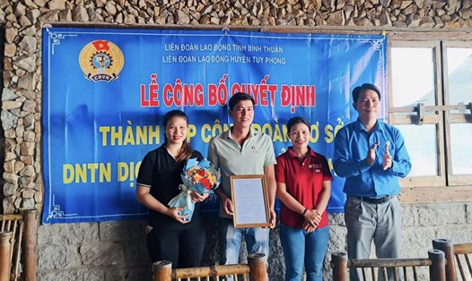 Trao Quyết định thành lập cho BCH Công đoàn cơ sở Doanh nghiệp tư nhân Dịch vụ du lịch biển Vĩnh Hảo. Ảnh: LĐLĐ Tuy Phong