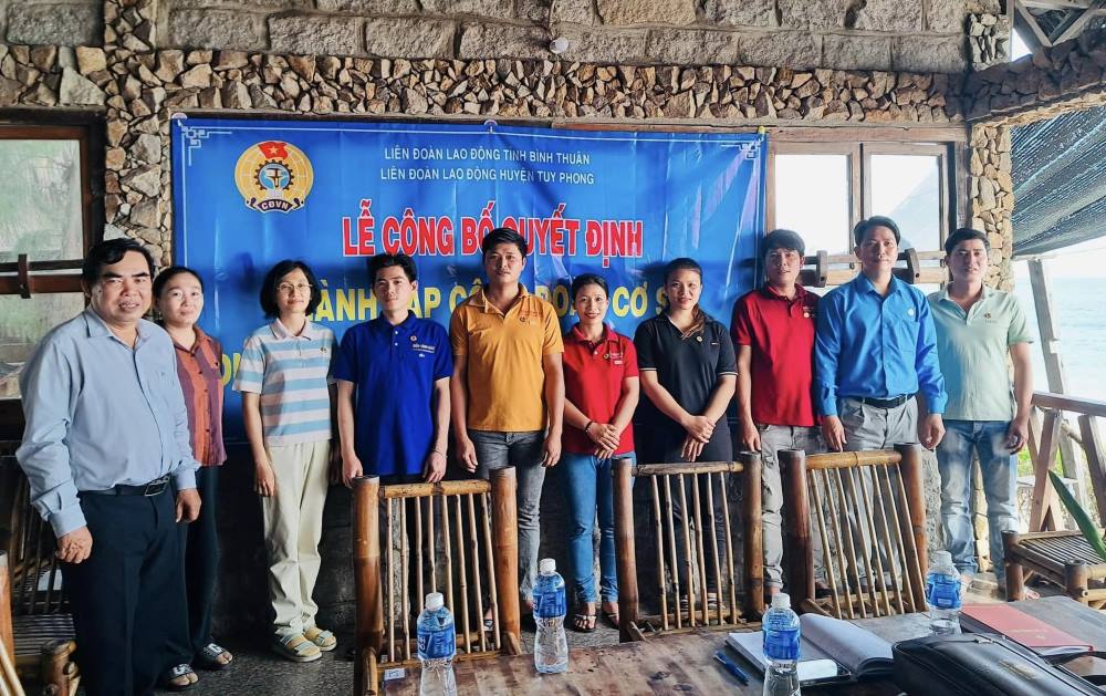Chúc mừng thành lập công đoàn doanh nghiệp tư nhân dịch vụ du lịch Biển Vĩnh Hảo. Ảnh: LĐLĐ Tuy Phong
