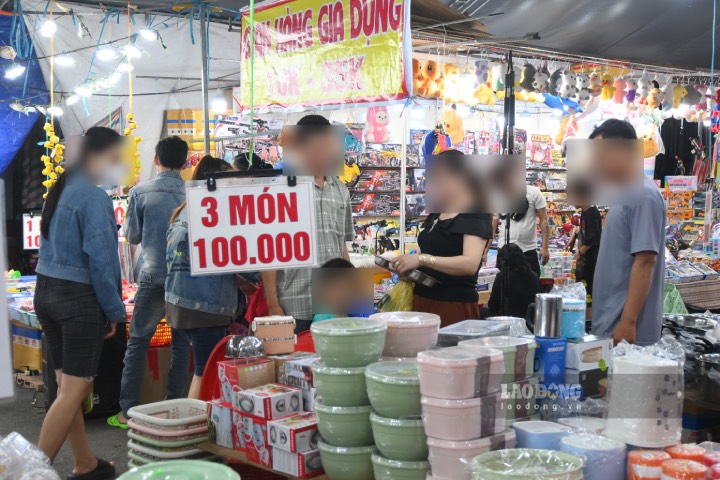 Phiên chợ đã thu hút hàng nghìn công nhân lao động đến mua sắm.