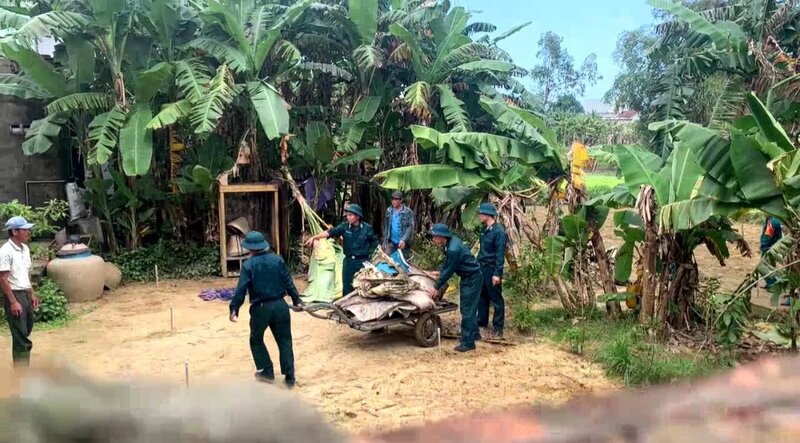 Máy bay rơi tại khu vực nhà dân ở Quảng Nam. Ảnh: Trần Thi