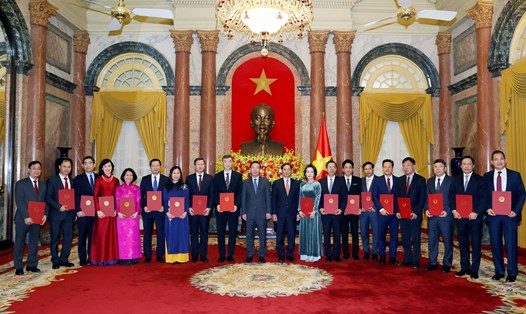 Chủ tịch nước Võ Văn Thưởng trao quyết định bổ nhiệm Đại sứ và giao nhiệm vụ cho các Đại sứ, Trưởng Cơ quan đại diện Việt Nam tại nước ngoài nhiệm kỳ 2024-2027. Ảnh: TTXVN