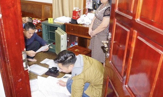 Phạm Thị Thành, nguyên là giáo viên đã nghỉ hưu và là bà chủ cho vay nặng lãi đã bị 3 đối tượng dùng sổ đỏ giả chiếm đoạt 22 tỉ đồng. Ảnh: Công an cung cấp