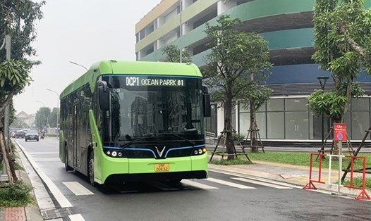 Xe buýt điện ở Hà Nội. Ảnh: Phạm Đông