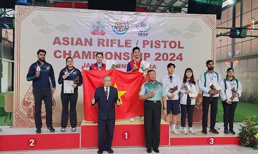 Xạ thủ Quang Huy và Trịnh Thu Vinh giành huy chương vàng đồng đội ở giải bắn súng vô địch châu Á 2024. Ảnh: Nguyễn Nhung