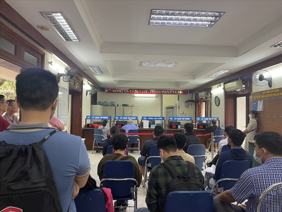 Người dân xếp hàng xin xác minh lý lịch tư pháp ở Hà Nội thời điểm tháng 5.2023. Ảnh: Hữu Chánh