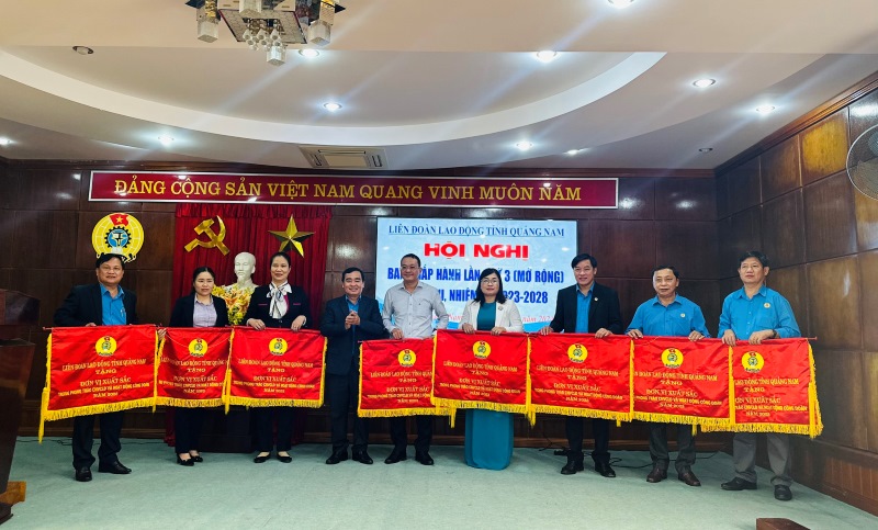 Tại hội nghị tổng kết có 8 đơn vị được LĐLĐ tỉnh Quảng Nam tặng cờ thi đua, 5 cá nhân được UBND tỉnh tặng bằng khen. Ảnh: Hoàng Bin.