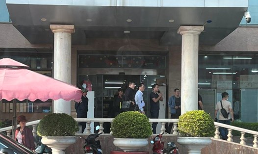 Lực lượng công an đứng trước cửa trụ sở Hải Hà Petro chiều 9.1. Ảnh: Nam Hồng