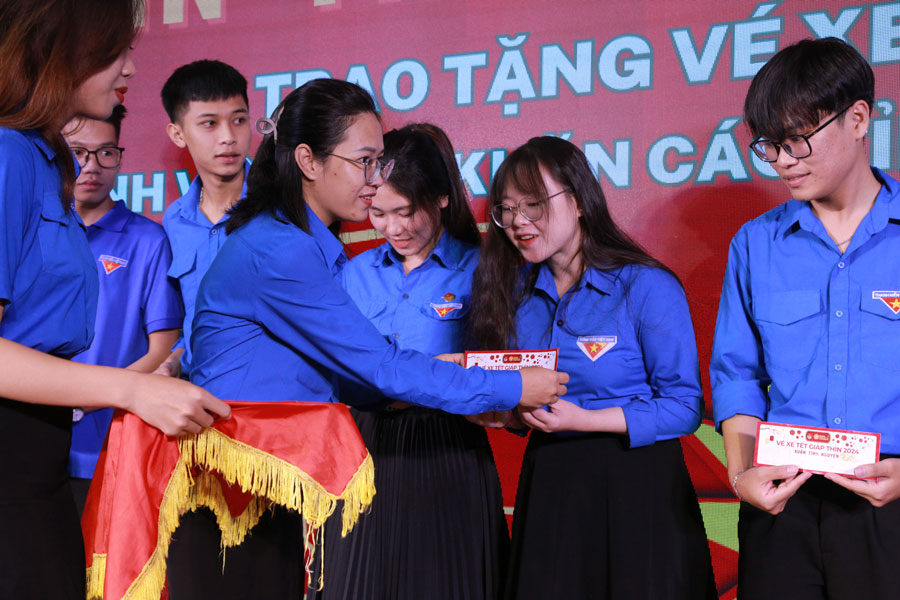 300 sinh viên khó khăn được nhà trường tặng vé xe về Tết. Ảnh: Thùy Trang