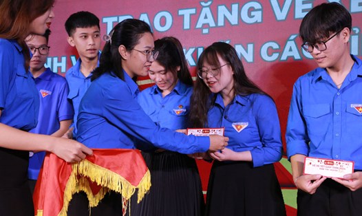 300 sinh viên khó khăn được nhà trường tặng vé xe về Tết. Ảnh: Thùy Trang