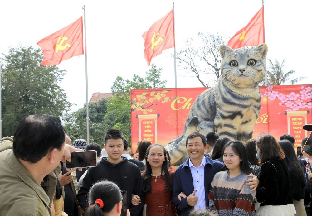 Bức tượng mèo thu hút nhiều du khách ghé đến chụp ảnh trong dịp Tết Nguyên đán Quý Mão. Ảnh: Hưng Thơ.
