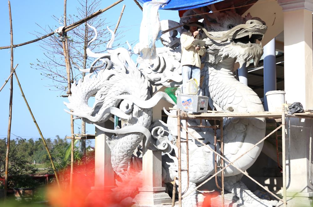 Bức tượng rồng đặt ở chùa Vân An đang dần hoàn thiện. Ảnh: Hưng Thơ.