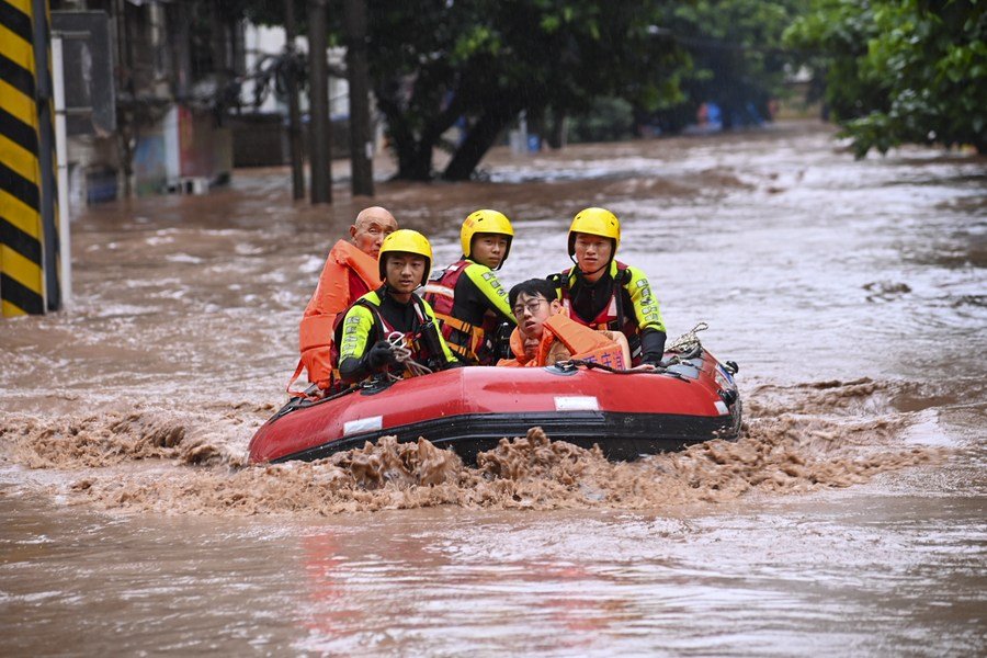 Lực lượng cứu hộ chuyển người dân bị mắc kẹt lũ lụt ở Trùng Khánh, Trung Quốc, ngày 4.7.2023. Ảnh: Xinhua