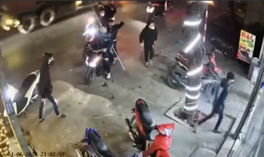 Nhóm thanh thiếu niên mang theo "phóng lợn" gây rối trật tự tại thành phố Thái Bình tối 6.1. Ảnh cắt từ clip do người dân cung cấp