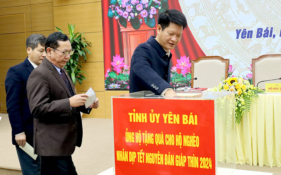 Yên Bái ủng hộ tặng quà cho hộ nghèo nhân dịp Tết Nguyên đán Giáp Thìn 2024. Ảnh: T.C