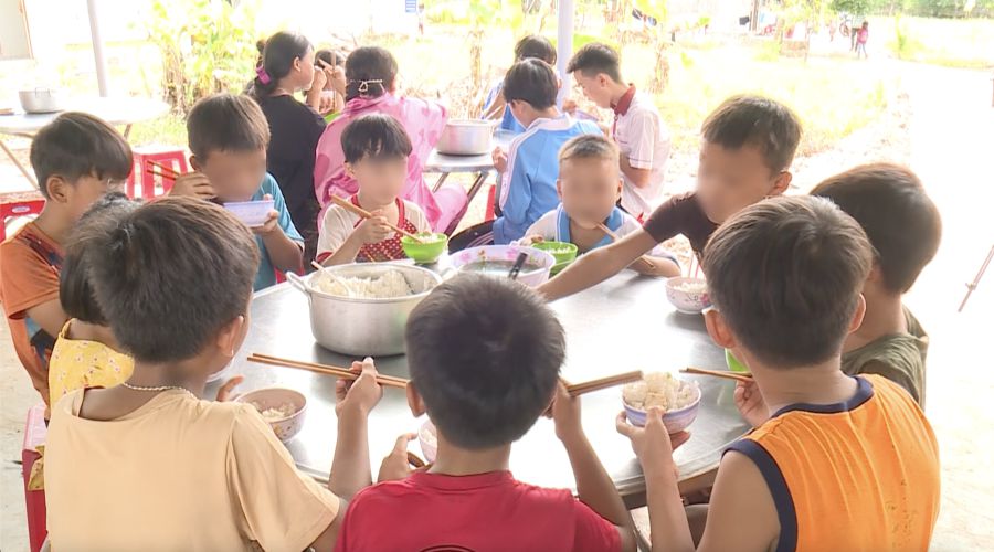 Một bữa ăn của các em học sinh tiểu học ở huyện biên giới Ea Súp, tỉnh Đắk Lắk. Ảnh: Bảo Trung