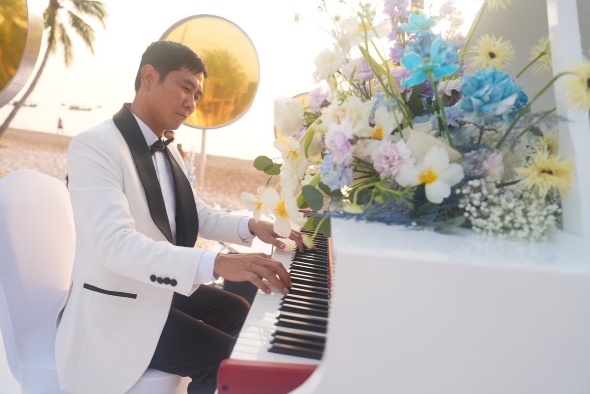 Hồ Hoài Anh chơi đàn piano trong hôn lễ của Vân Hugo. Ảnh: Facebook nhân vật